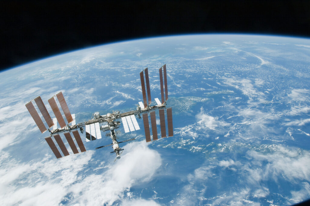 iss-over-earth